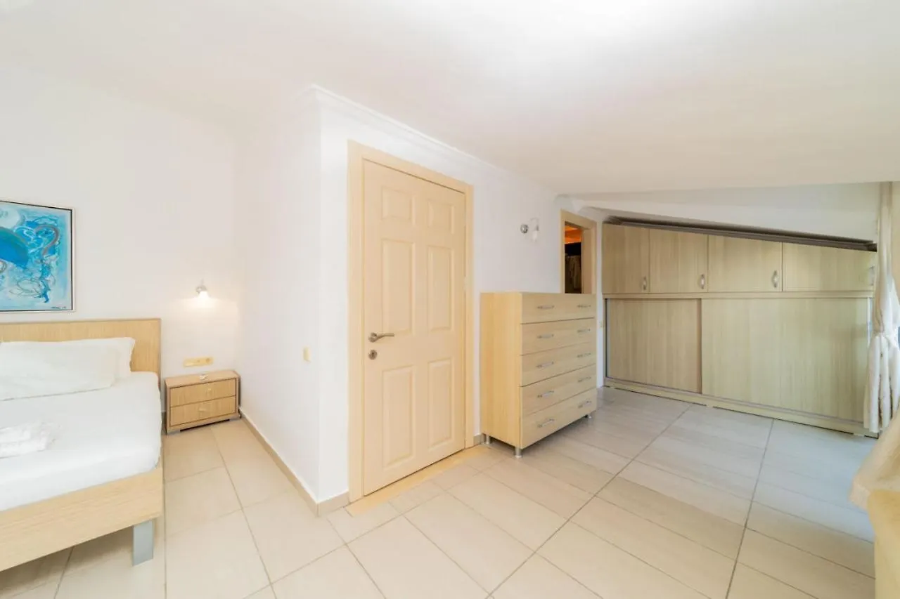 Central Villa With Garden And Pool In Kemer Antalya